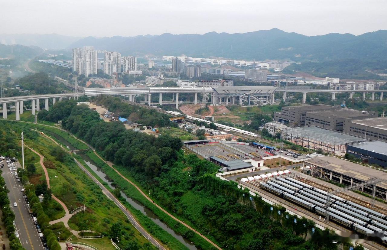 重庆大渡口区跳磴，一条小河从这里流过，旁边是健身步道，右下角是重庆西客车整备所，
