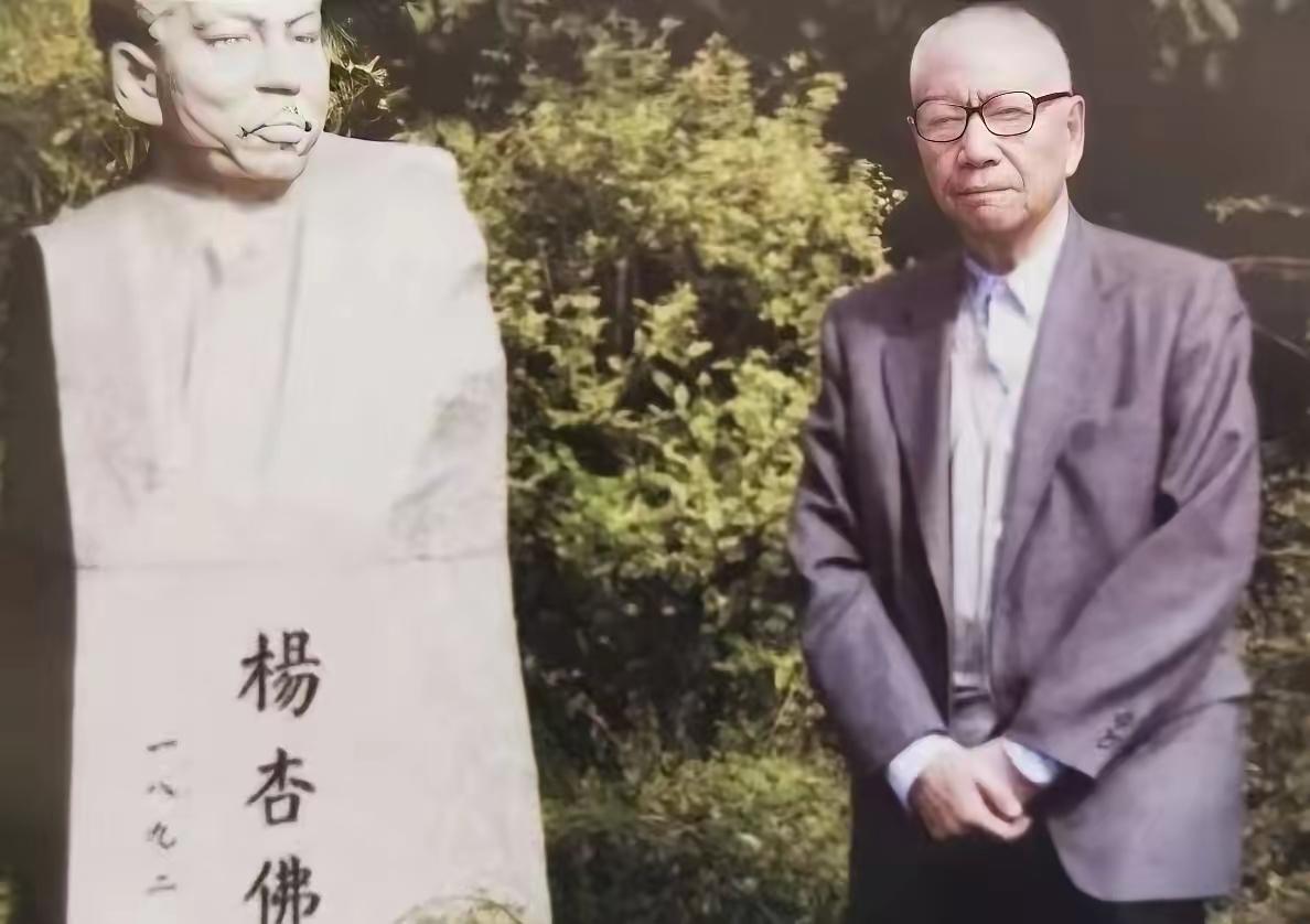 1933年，杨杏佛被刺，20发子弹，射向敞篷车，他竟给儿子挡下子弹，那天是6月1