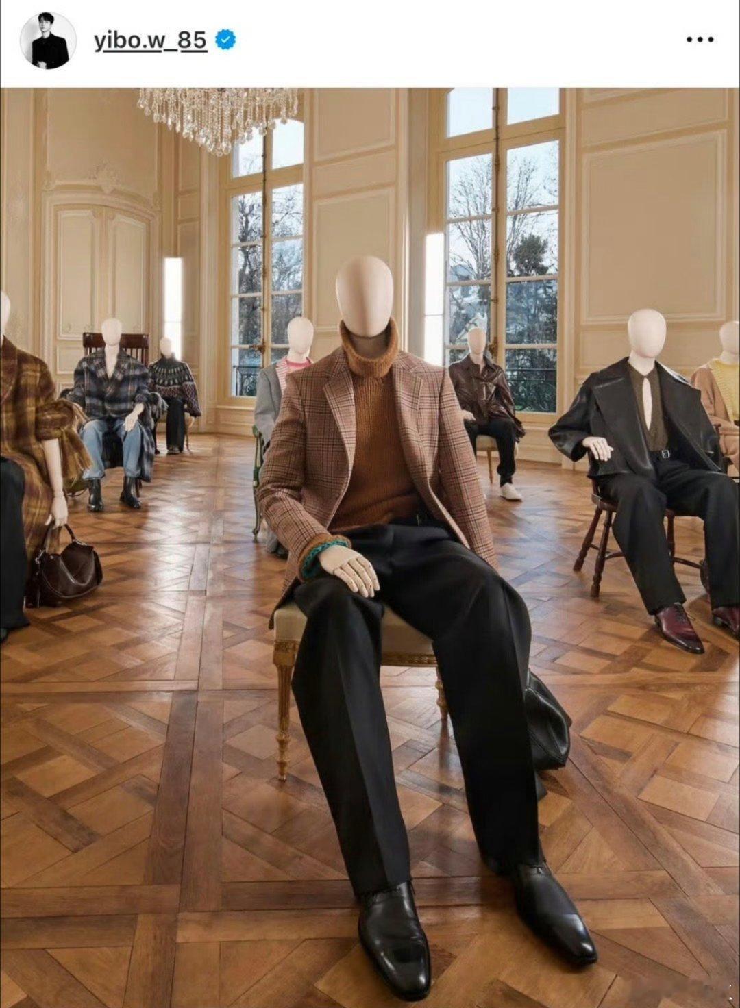 这一模一样的手部动作和仪态，也只有家属才会第一时间从生活中的细节想到，发出来隔空