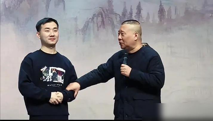 哈哈，郭德纲生日场官宣陶阳和胡嘉博下个月结婚，龙字科大徒弟田龙启推上生日蛋糕为师