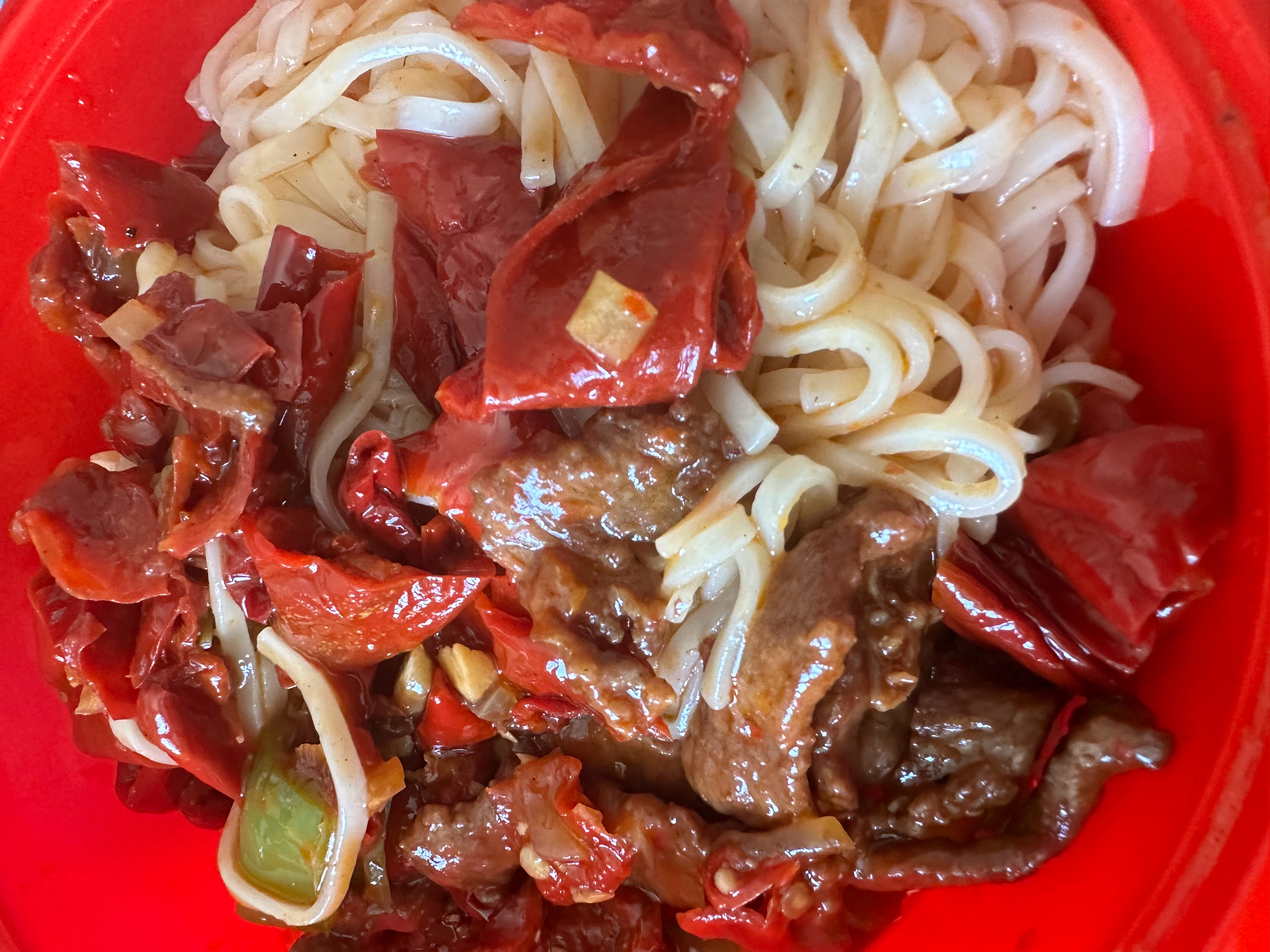 来一场酣畅淋漓的辣皮子肉拌面 