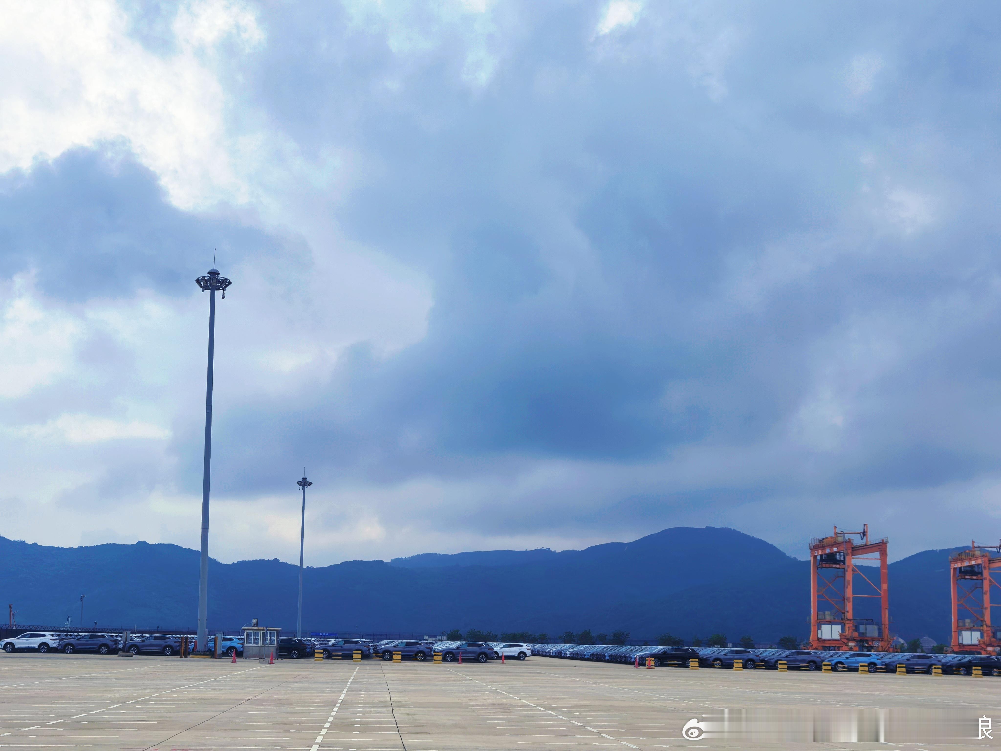 国外油价暴涨，它红了。中东某海峡有限制性关闭，它红了。比亚迪大v聊车新能源大牛说