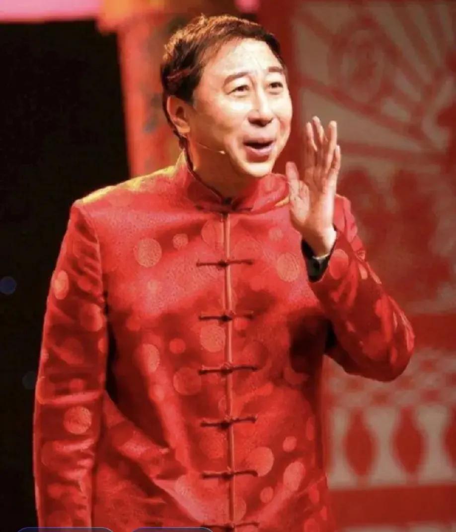 在2025年辽宁春晚的舞台上，67岁的冯巩为观众带来了一场震撼的表演。在小品的高