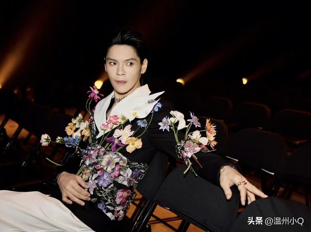 向佐的外套和戚薇的裙子简直就是绝配，在一起就是一片春意盎然的移动花园。不过我还是