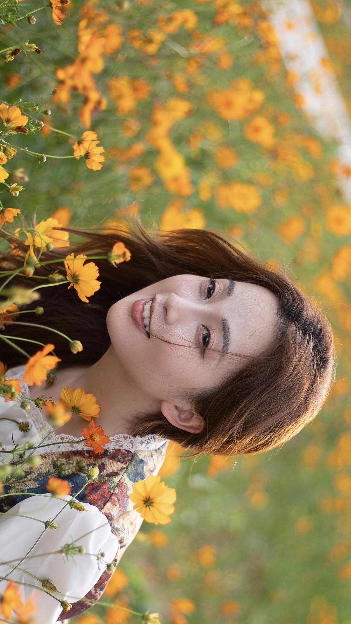 我最擅长的无非就是在任何环境里都能给你拍出美美的照片花海拍照醉在自己的时光里 摄