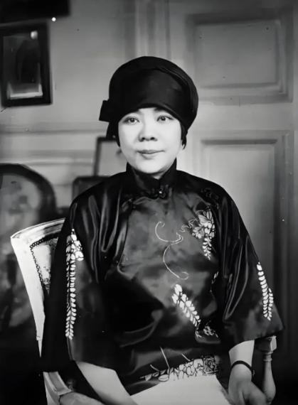 1919年巴黎近郊的圣克卢德医院里，一位秀丽端庄的女子，从大衣口袋里伸出一把“手