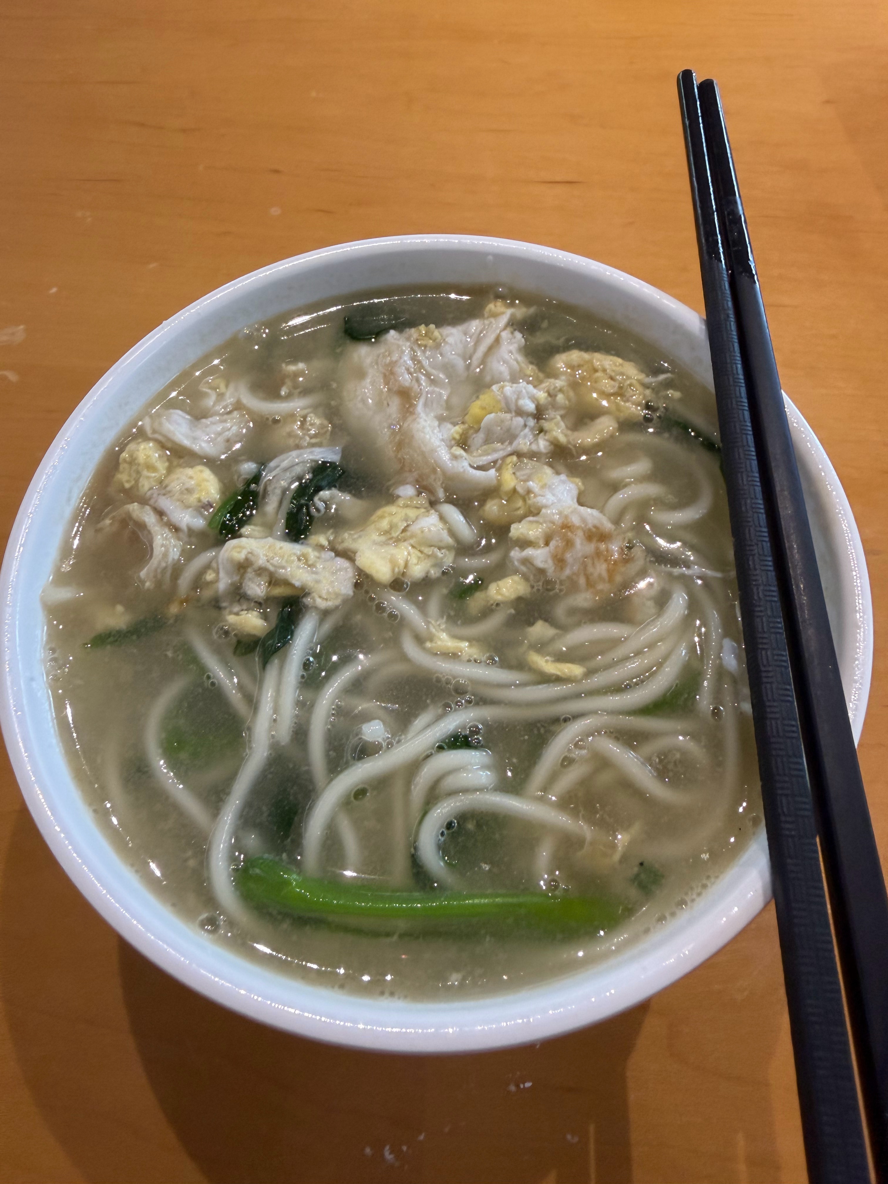 早饭吃一碗食堂的面条简直太舒适了小石榴们一定要好好吃早饭哦！ 