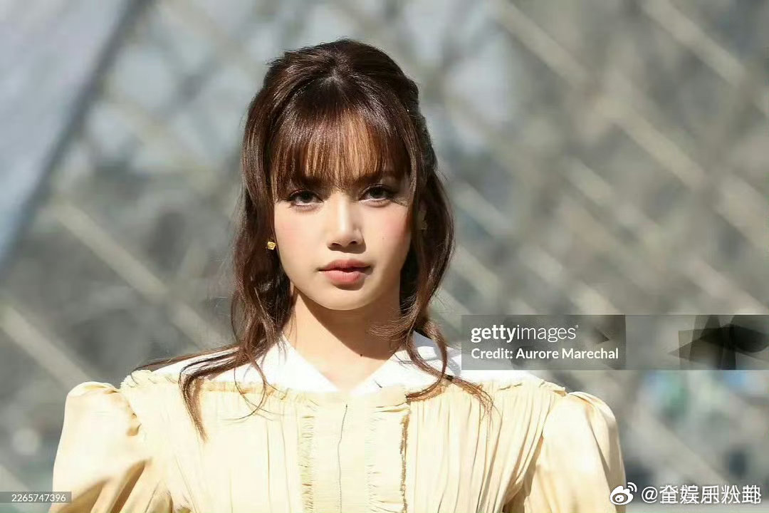 LisaLV大秀生图Lisa复古的LV女郎LV大秀 Lisa生图状态真的绝了，复