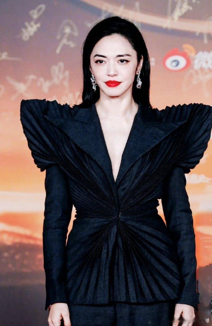 姚晨 老公姐 姚晨在微博之夜红毯的表现堪称惊艳，乌发红唇配上摩登西装，一步步走来