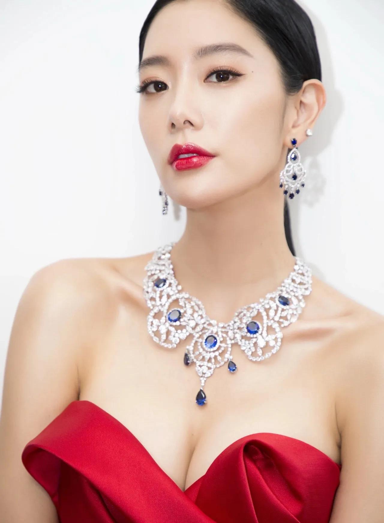 真不愧是亚洲第一美女，身材颜值绝了！女神仍保持高强度健身习惯每周5天健身房+瑜伽