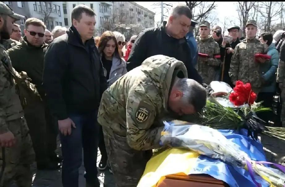 全网看哭了，4月9号俄方交给乌克兰一千具乌军阵亡士兵的遗体，可他们接回来的自家阵