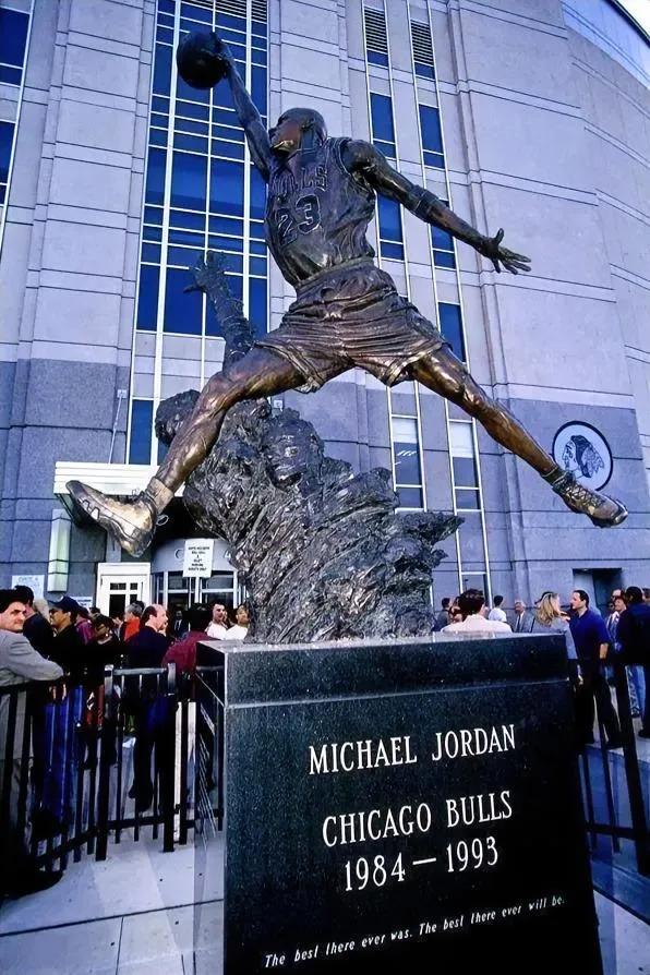 NBA现役球员中，有资格筑立铜像的球员仅有以下10位：

1、勇士为库里筑立铜像
