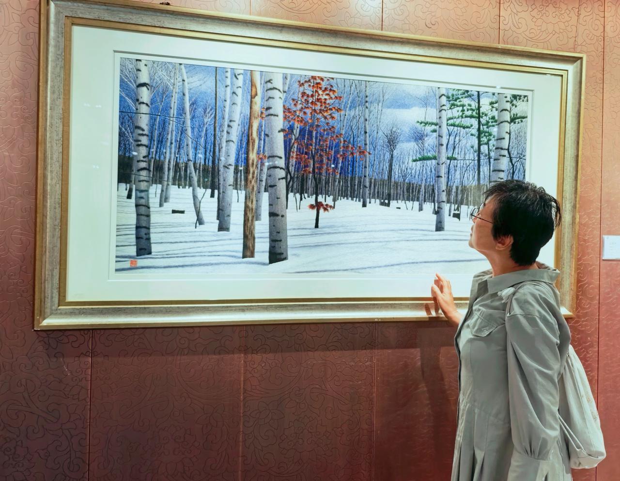 刺绣的妙！从来不是“画”了什么？而是在于“藏”了什么？也许远处蓝灰色的天空是未来