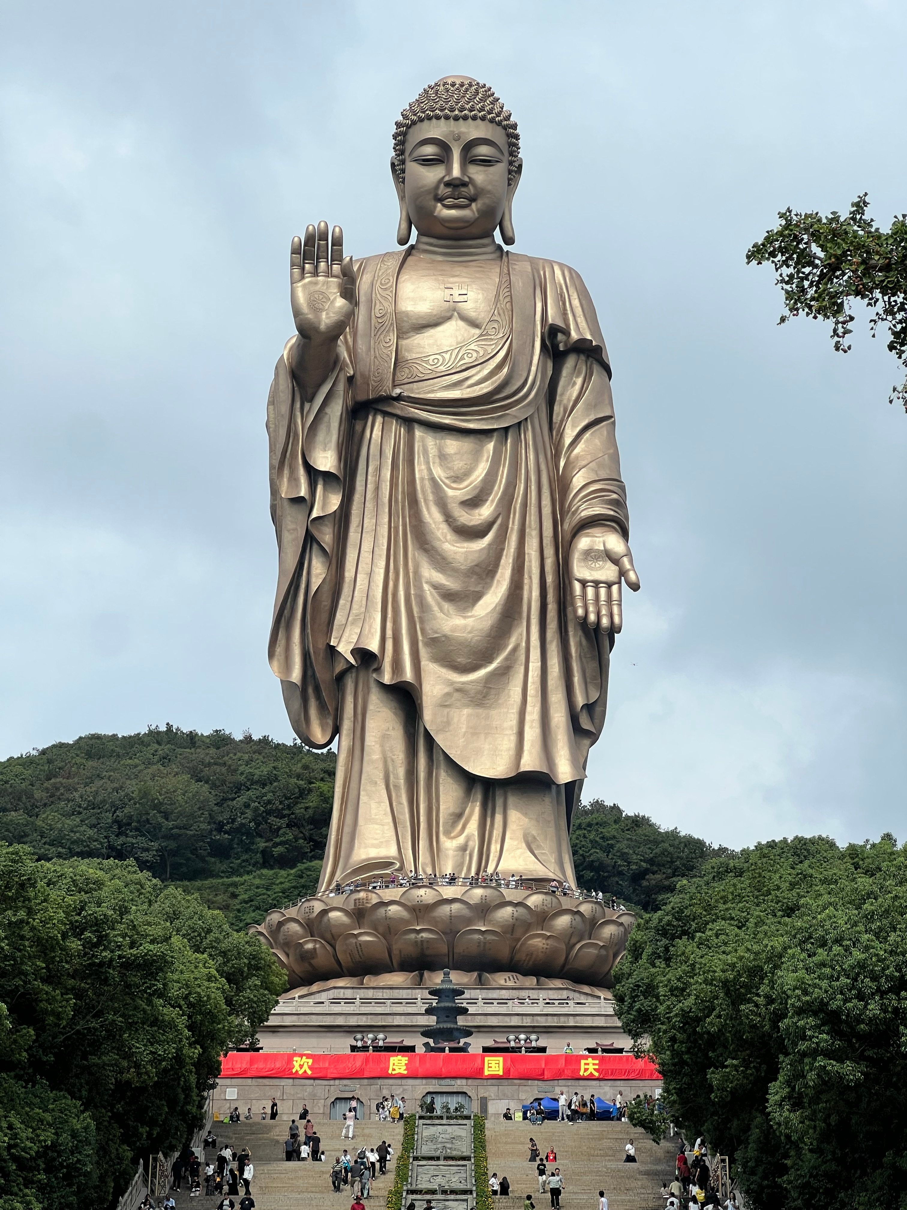 国庆快乐[哈哈][哈哈]我们从老家回扬州的路上到无锡玩了两天现在终于快开到家了哈