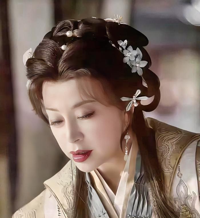 刘晓庆又挑战演少女了，心态是真年轻、敢折腾，造型居然还挺好看。

据悉，刘晓庆4