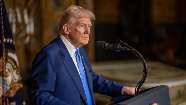 11月27日傍晚，特朗普在佛罗里达州与美军官兵视频连线时放话，称“海上运毒变少了