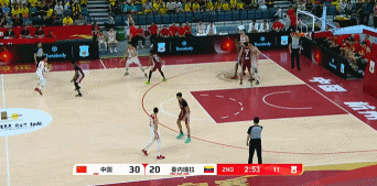知道为啥国家队战术执行为啥老是卡顿么？因为我们家外线，特别是双后卫，角色转换慢。