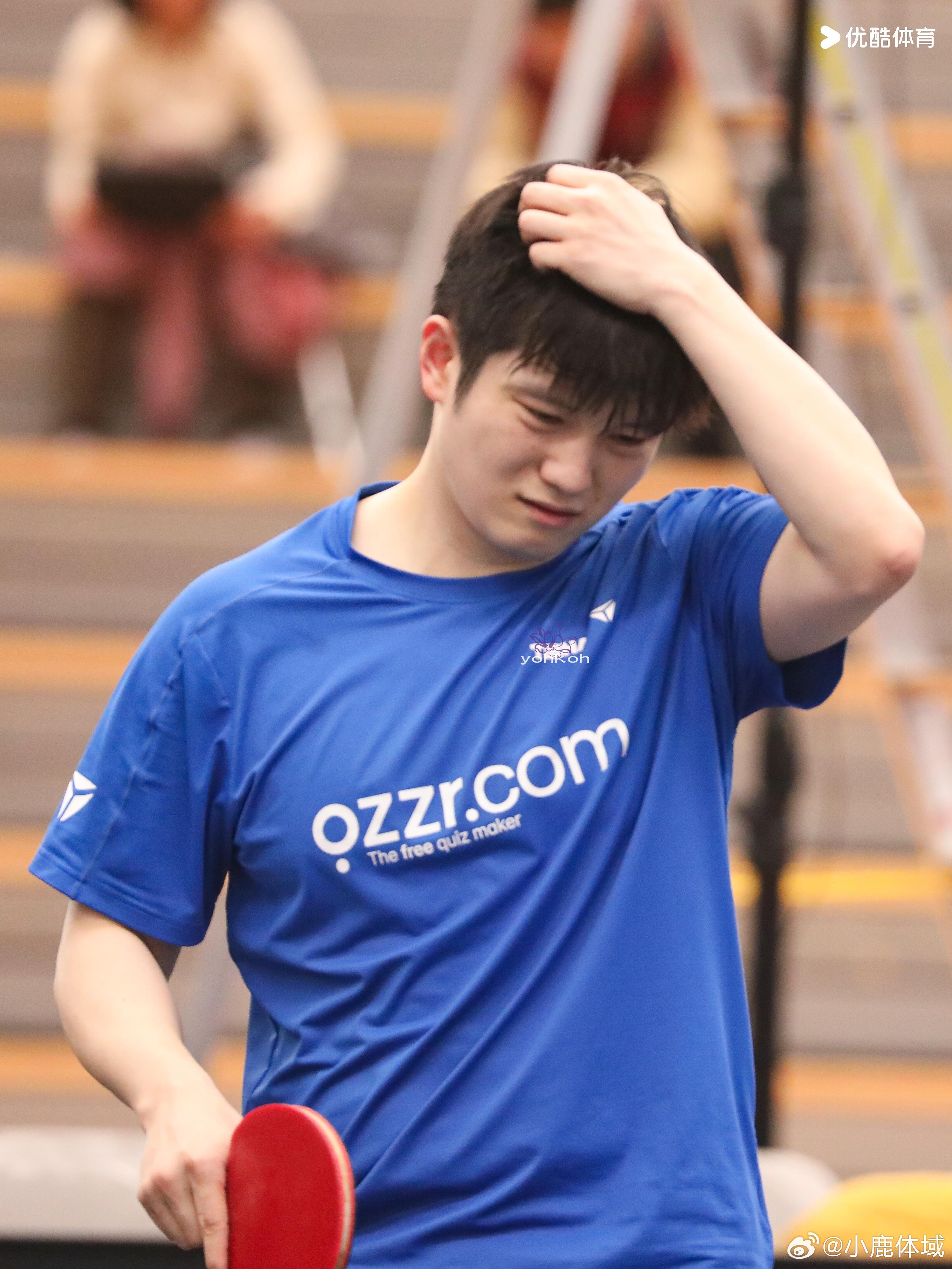 国际乒联樊振东气鼓鼓自己打自己🐼气鼓鼓自己“打”自己，下次不可以这样了哟 