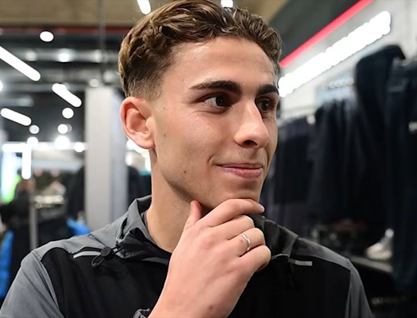 问：如果你是德科，合同的决定权在你手中，你会和谁签约？ 费尔明：我会签下梅西。问