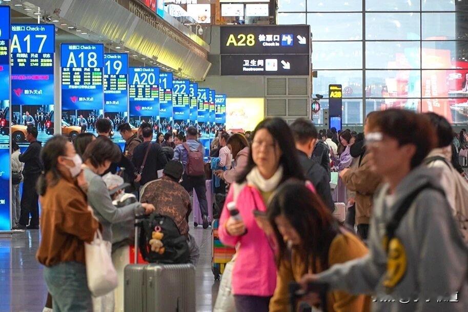 新年生活图鉴2月20日（农历大年初四），2026年春运进入第19天，国铁广州局预