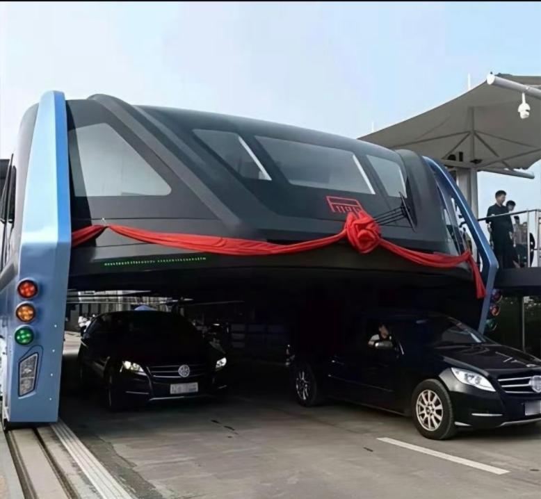 你还记得当年那个号称 “治堵神器” 的立体快巴吗？就是那个车底能跑汽车，号称能让