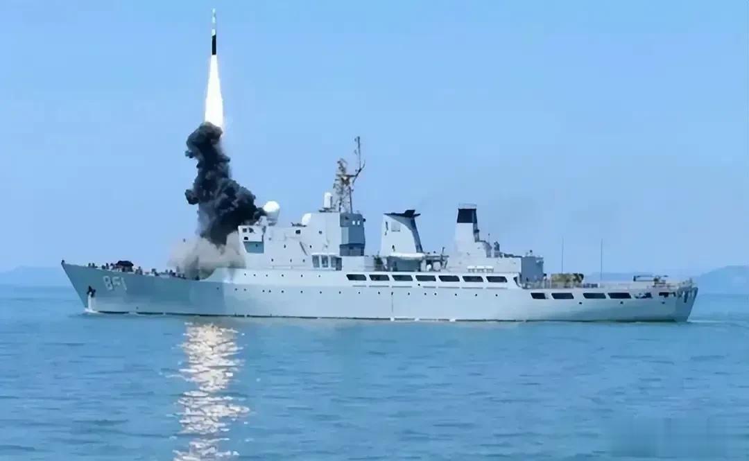 海基反导也实验成功了，图1是被拍摄到的“毕昇”851综合试验舰，试射导弹弹体黑色