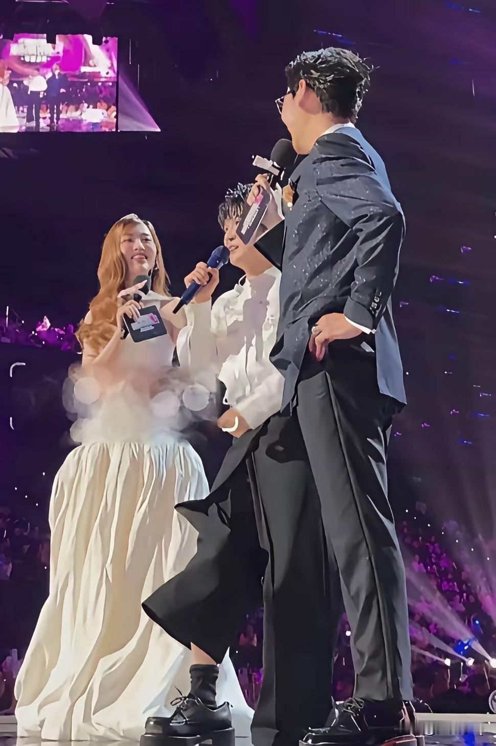 这是真的吗，确定不是P的？
周深就算不高，以他的咖位合脚的鞋总能借到吧。
你看看