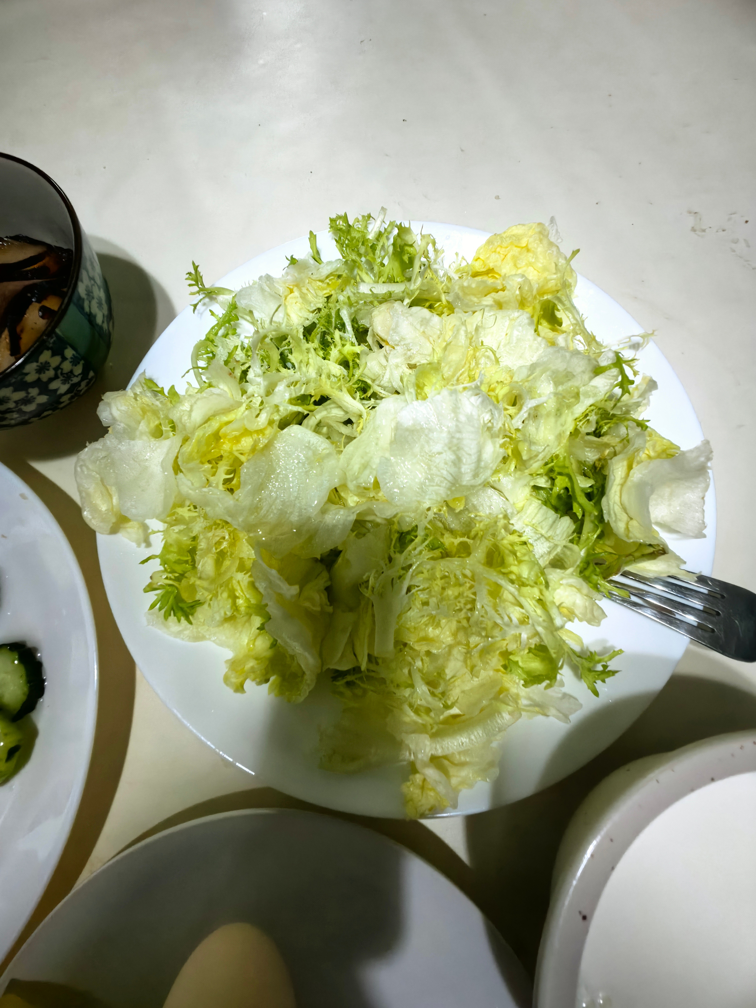 今天早餐的主食是豆浆馍馍和全麦馒头，豆浆馍馍是都江堰传统美食，青豆磨浆做的，跟玉