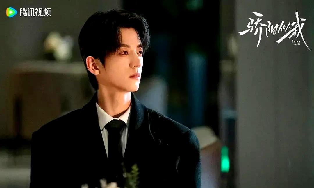 新版《骄阳似我》刚上线，热搜就爆了。
 

“玻璃系男友”庄序因为一句“为你好”