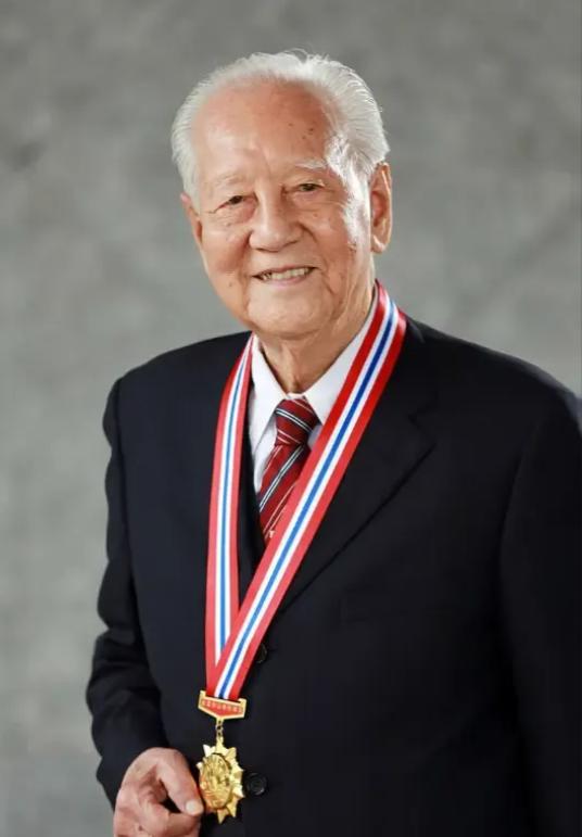 1988年，他在南海做深潜试验时，顺道回了趟家看望母亲，谁知95岁高龄的老母亲，