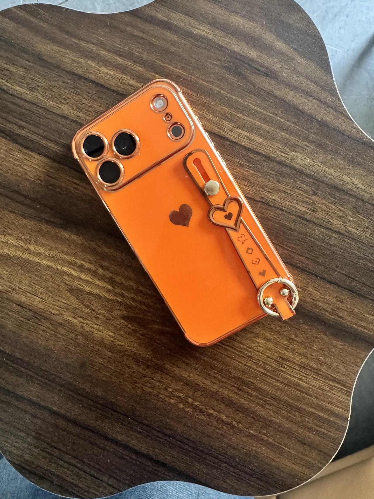 看到桌子上的iPhone17Pro Max，我不禁苦笑。老公给我配了最先进的武器