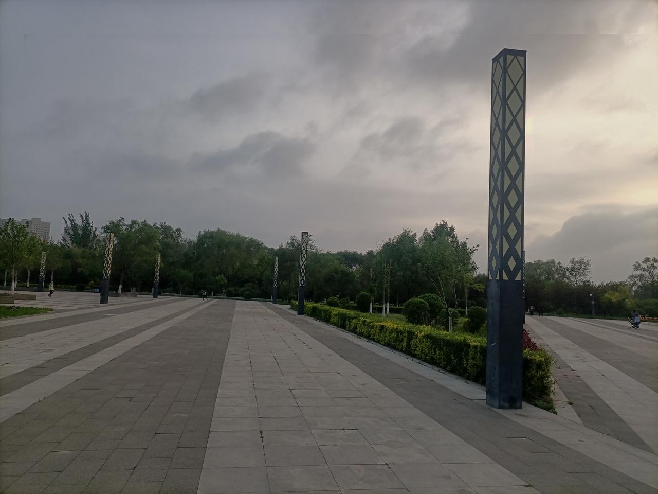 什么是降本增效？
降，降低员工薪资报酬。
本，降低人员编制成本。
增，增加员工劳