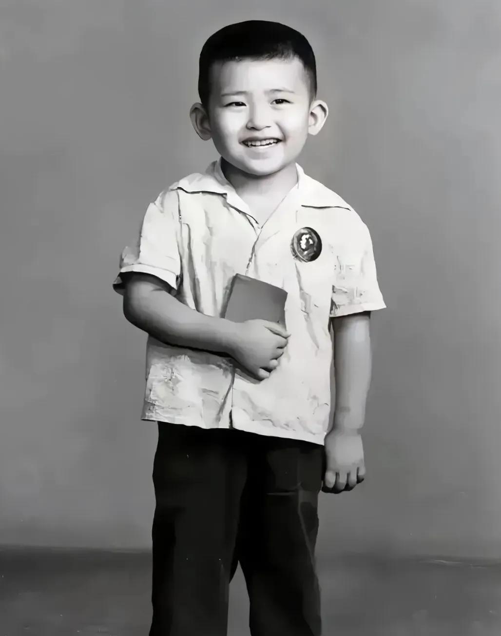 这个满脸笑容又帅气的小男孩，长大后成了一位大明星，你知道他是谁吗？#娱乐# #明