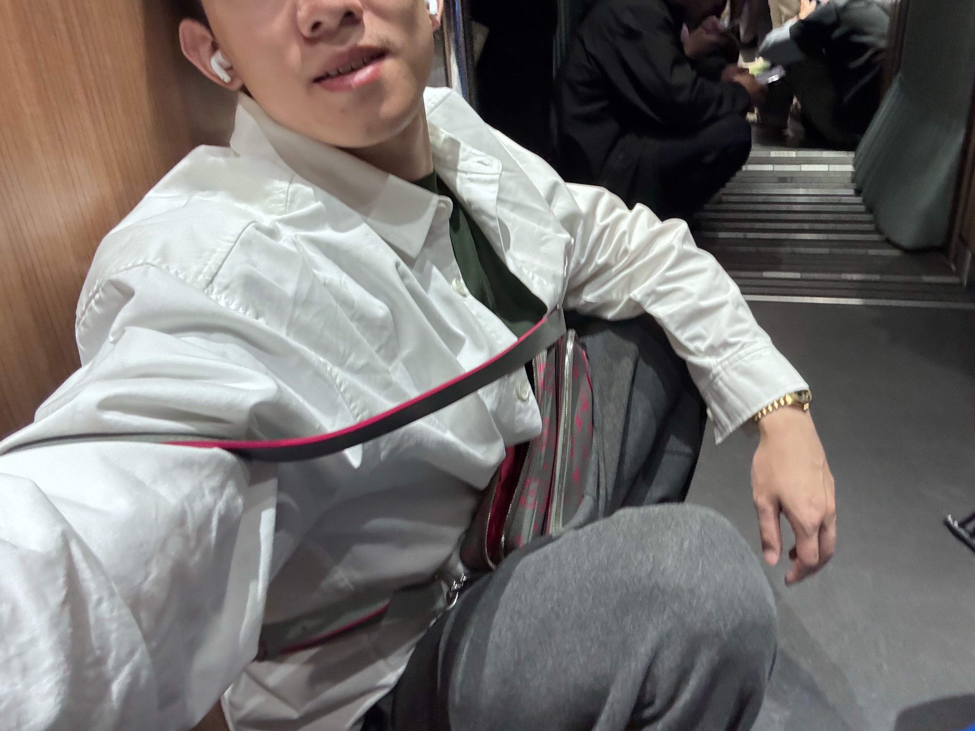 来时坐的好好的，回时坐不回去了抢了8个小时高铁票最后喜提一张无座两个多小时有点废