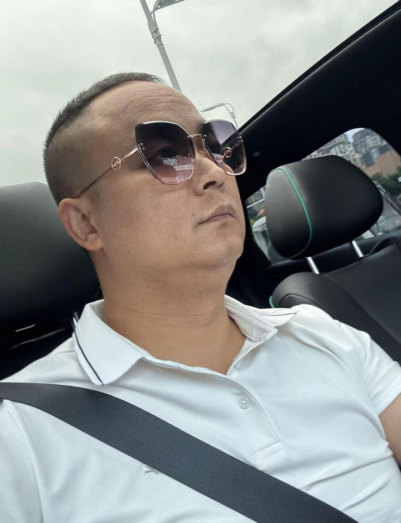 心事分享对了就是共勉，分享错了就是笑话，可是到哪里去找那个对的人。所以，还是压在