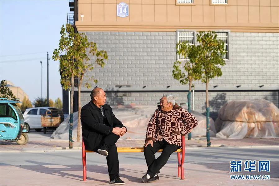 周末本来想约发小吃饭，结果他说不放假。我说公务员还这么卷的吗？他叹了口气说你不了