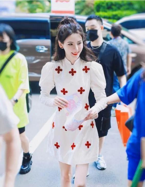 张予曦换风格后真惊艳！ 一袭印花小白裙穿搭，肤白貌美气质出众！