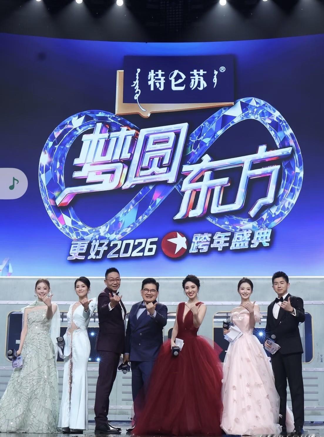 王冠去哪了？
今年大幕拉开，那个熟悉的身影，缺席了。
你发现了吗？
东方卫视的男