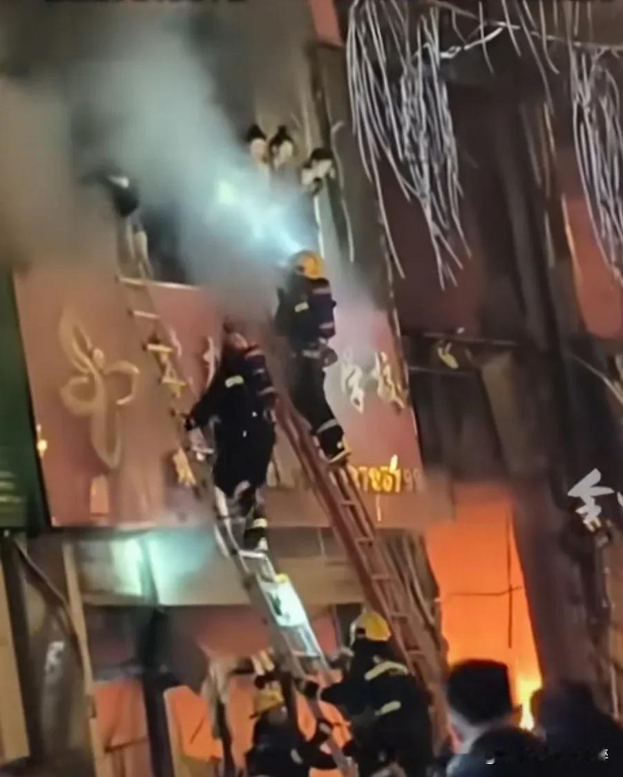 13人住院治疗
据网传报道吉林辽源12月12日6时左右一小区沿街商铺疑似发生燃气