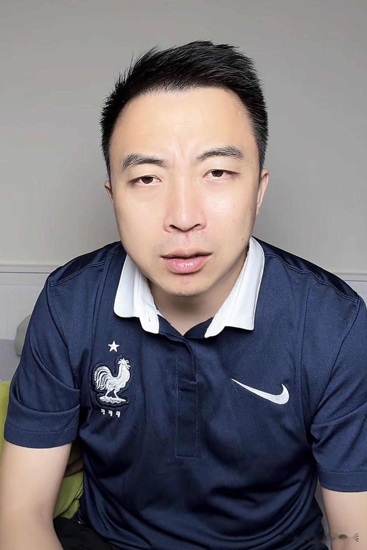 解说员袁甲在直播时直言法国队截止目前唯一不和谐的一幕，就是谢尓基拒绝与主帅德尚握