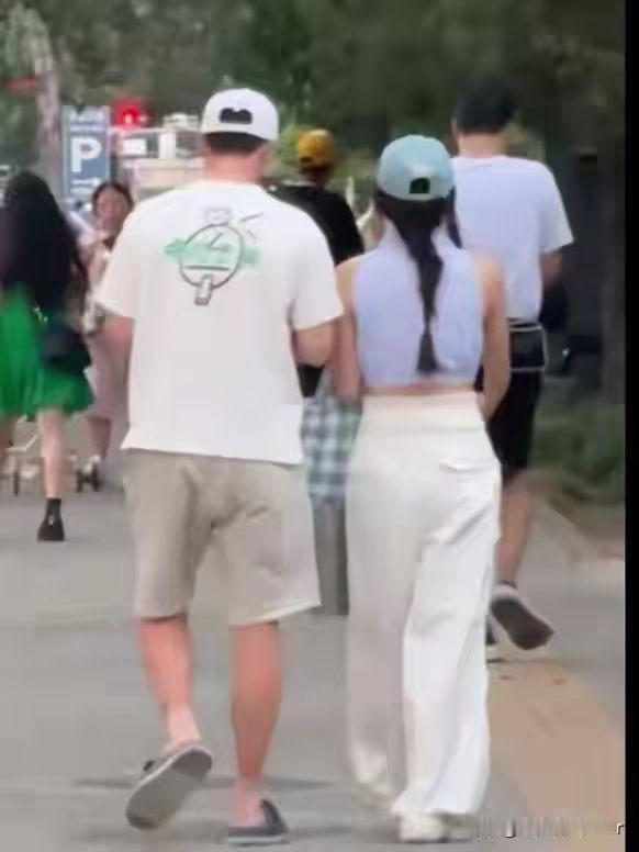 马龙带老婆逛街被偶遇！
真的好松弛啊！马龙踩着拖鞋就出街了，晒黑了好多，皮肤黑红