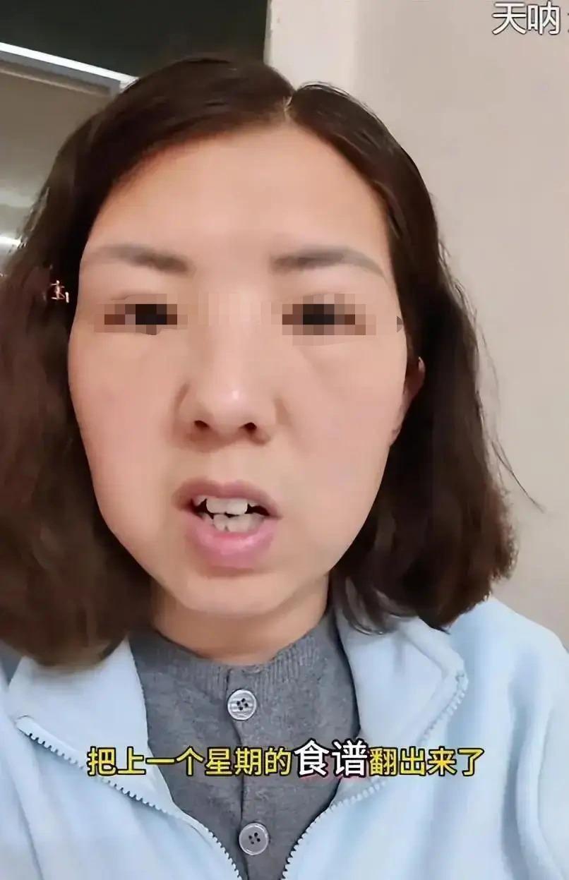 一个小女孩用两周的课间酸奶，换来一支自动铅笔，让妈妈感到无比愤怒。

事情起因很