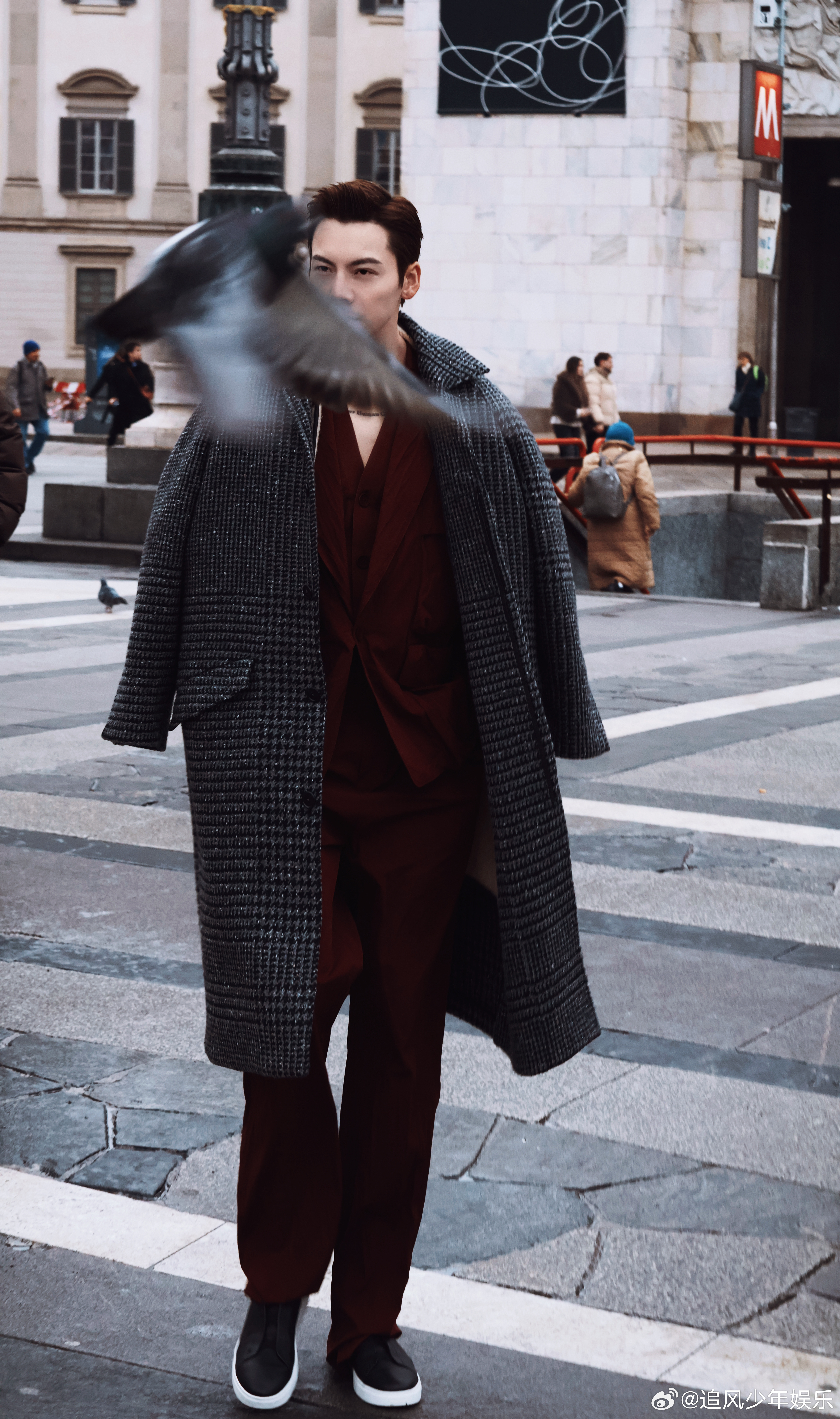 陈伟霆的2018年vs2026年 Hello时装周！八年前米兰街头的清爽感好戳人
