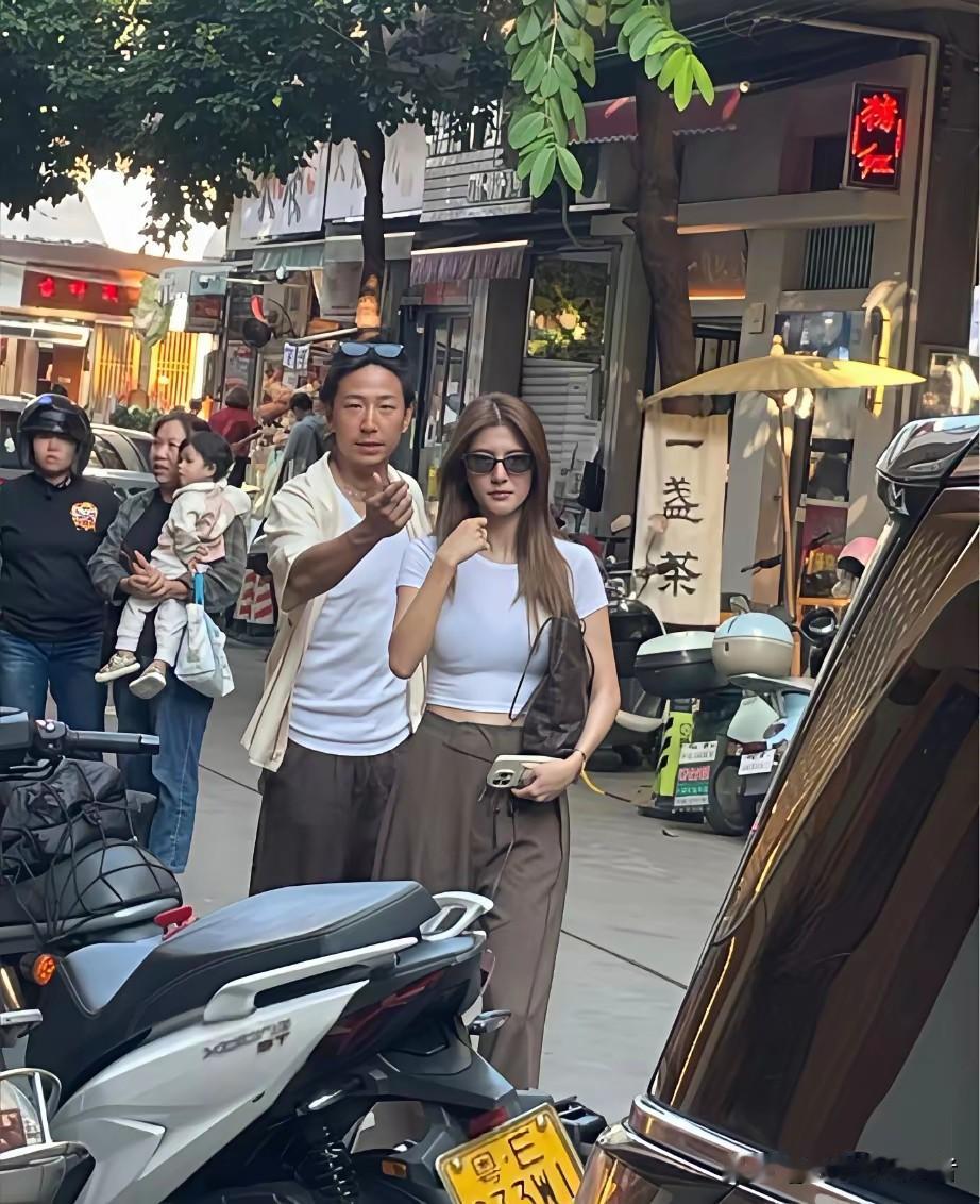 吴千语真的嫁对了人，至少老公不用人到中年还在舞台擦边丢人现眼。
林峯这也不知道怎