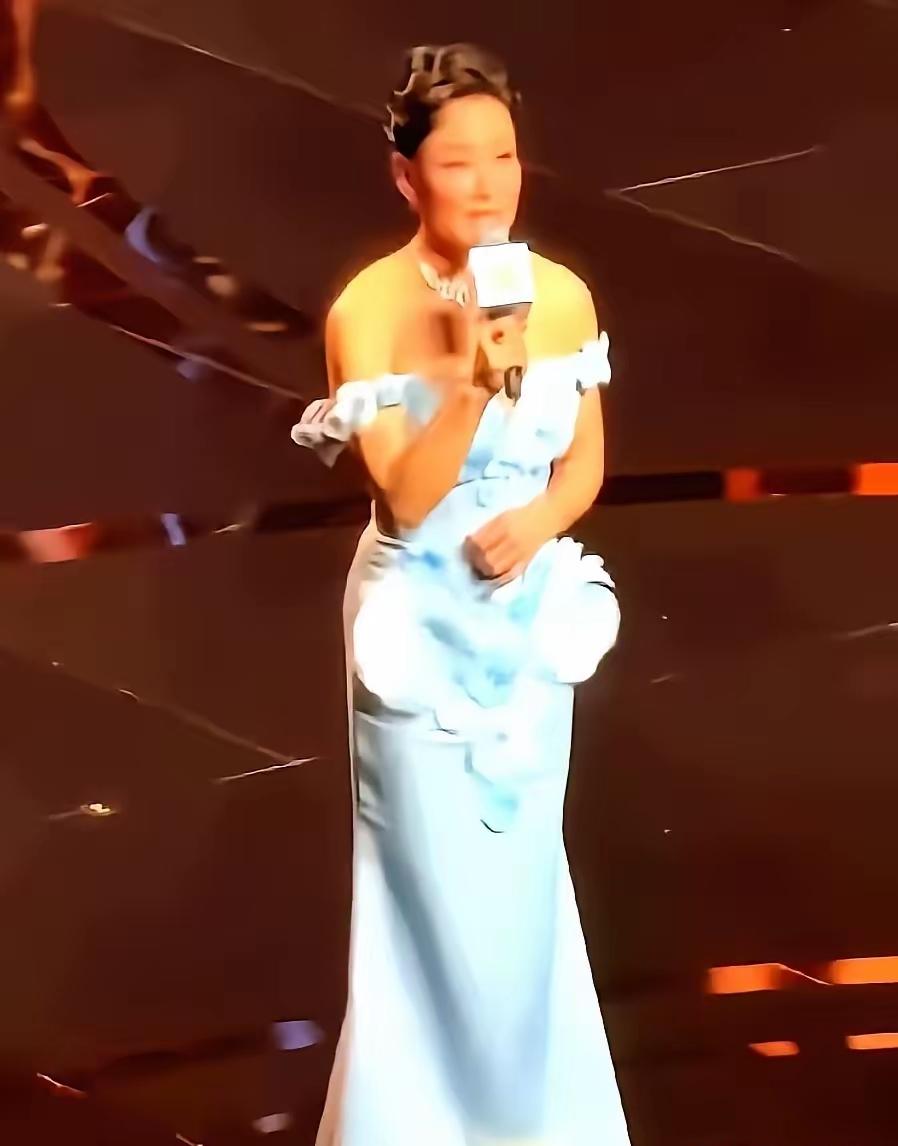 明明拿着美国护照，偏在上海电影节红毯上说“回到了自己家里”，结果迎来的不是掌声，