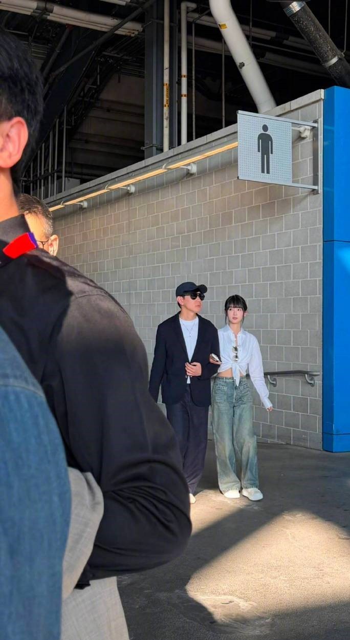 林俊杰携女友七七低调现身世界杯林俊杰七七挽手观赛好甜蜜偶遇林俊杰和女友七七看世界