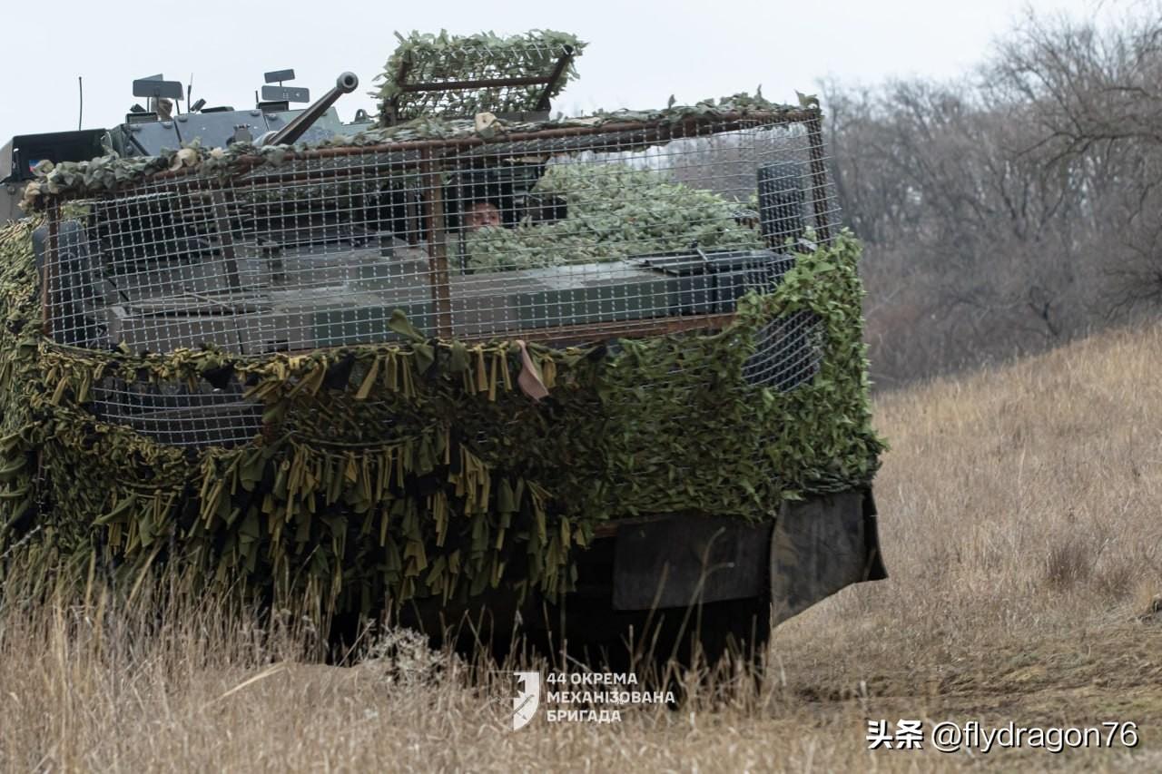 🇺🇦🇵🇱一辆波兰制造的“罗索马克”（Rosomak）装甲运兵车，配备反无