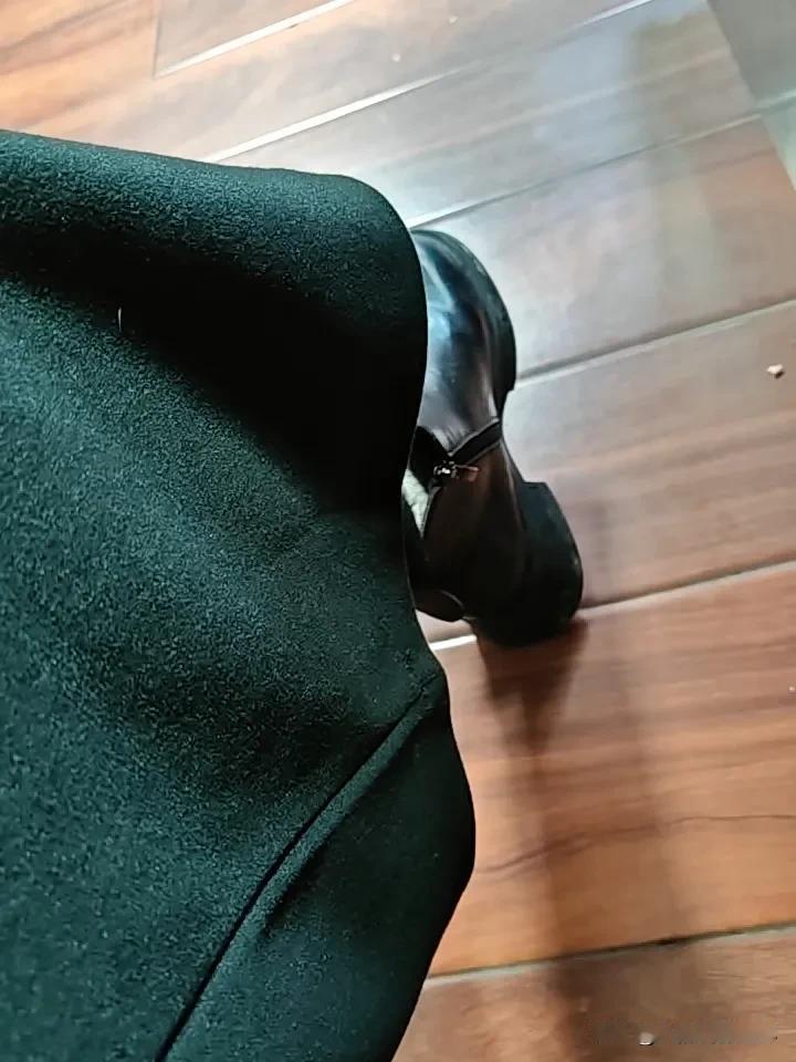 当潮流来的时候，你能阻挡吗？满大街的阔腿裤，弯刀牛仔裤不管高矮胖瘦仿佛人手一条。