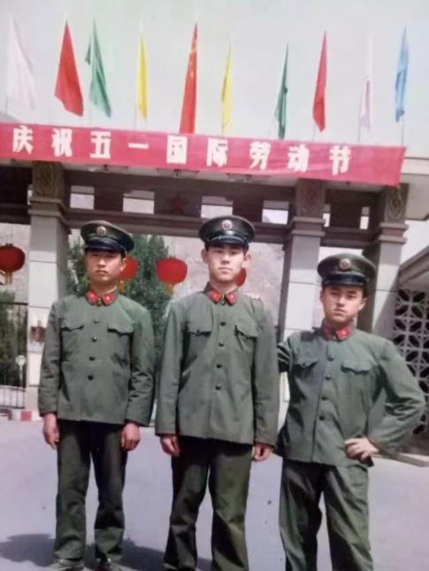 1981年底，提干失败的阎连科办好退伍证后回了老家嵩县。一天，他正在田里播种小麦