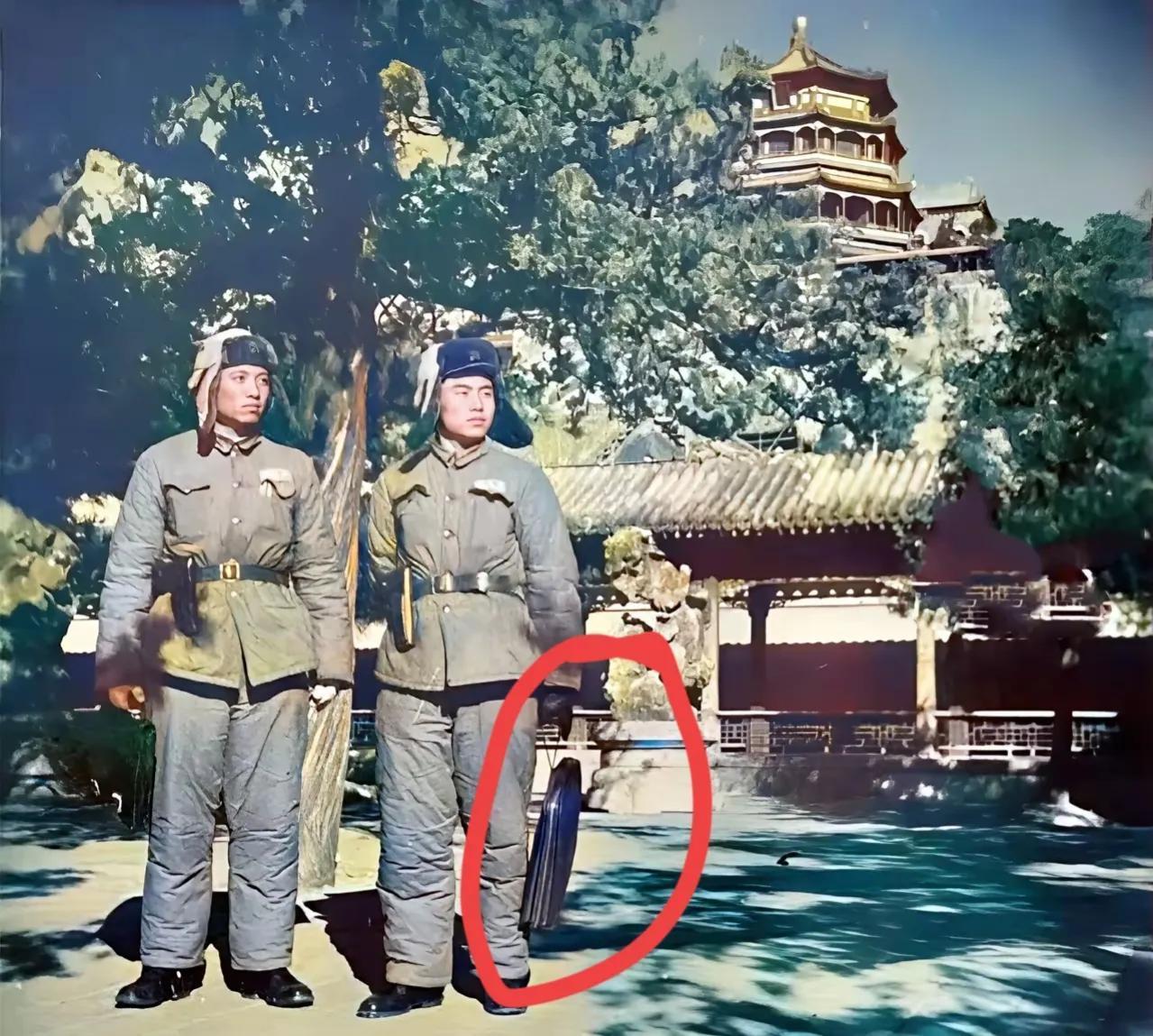 真的是太罕见了，这名在颐和园执勤的解放军战士手中拿的是皮包吗？
照片中两名解放军